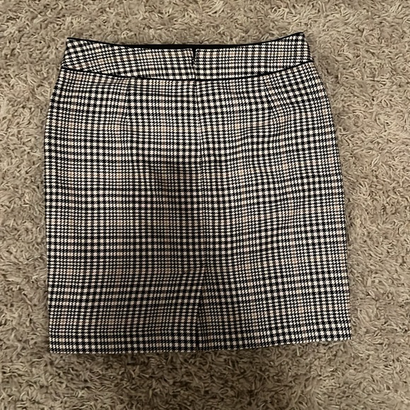 Banana Republic size 8 plaid skirt - Picture 2 of 3